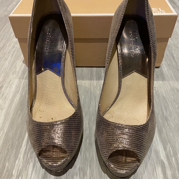 Michael Kors gold pumps - Picture 2 of 3